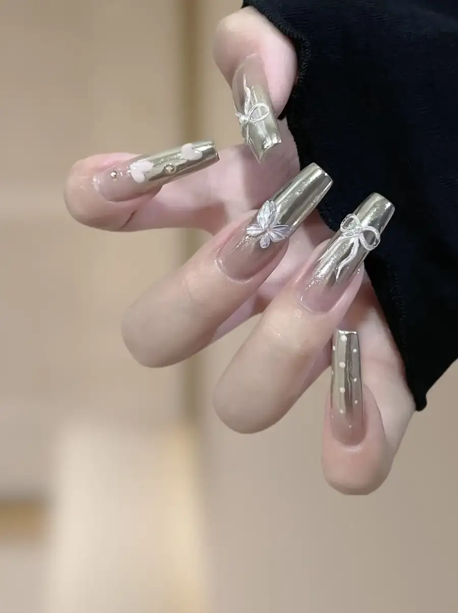 mẫu nail tráng gương nữ tính