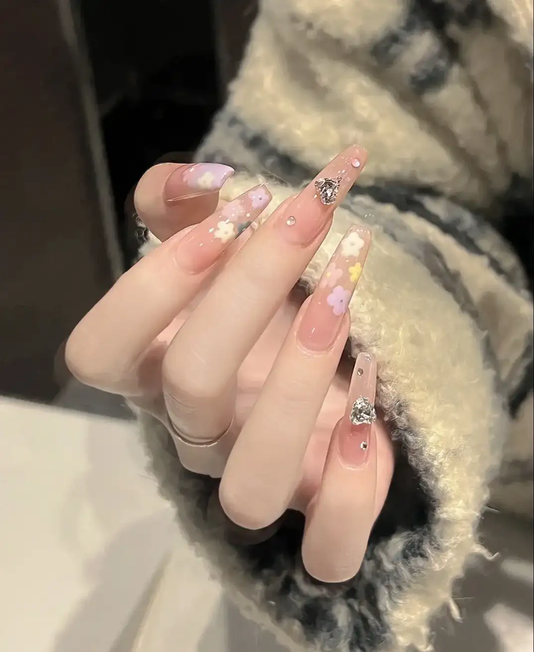 mẫu nail vẽ hoa đơn giản tự tin và xinh đẹp