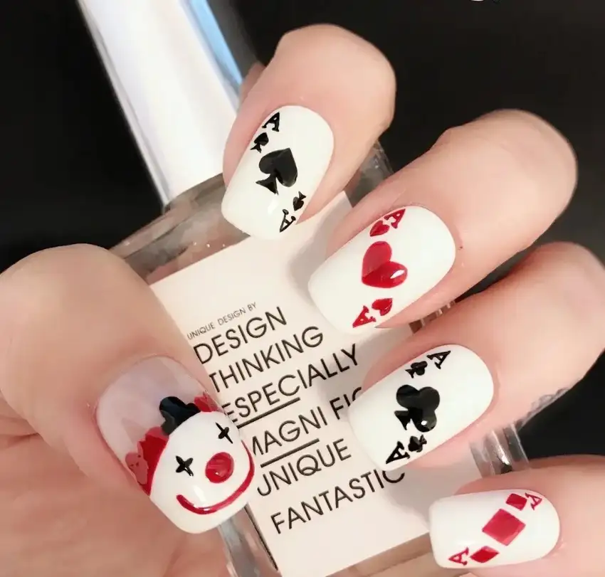 mẫu nail hình lá bài mạnh mẽ