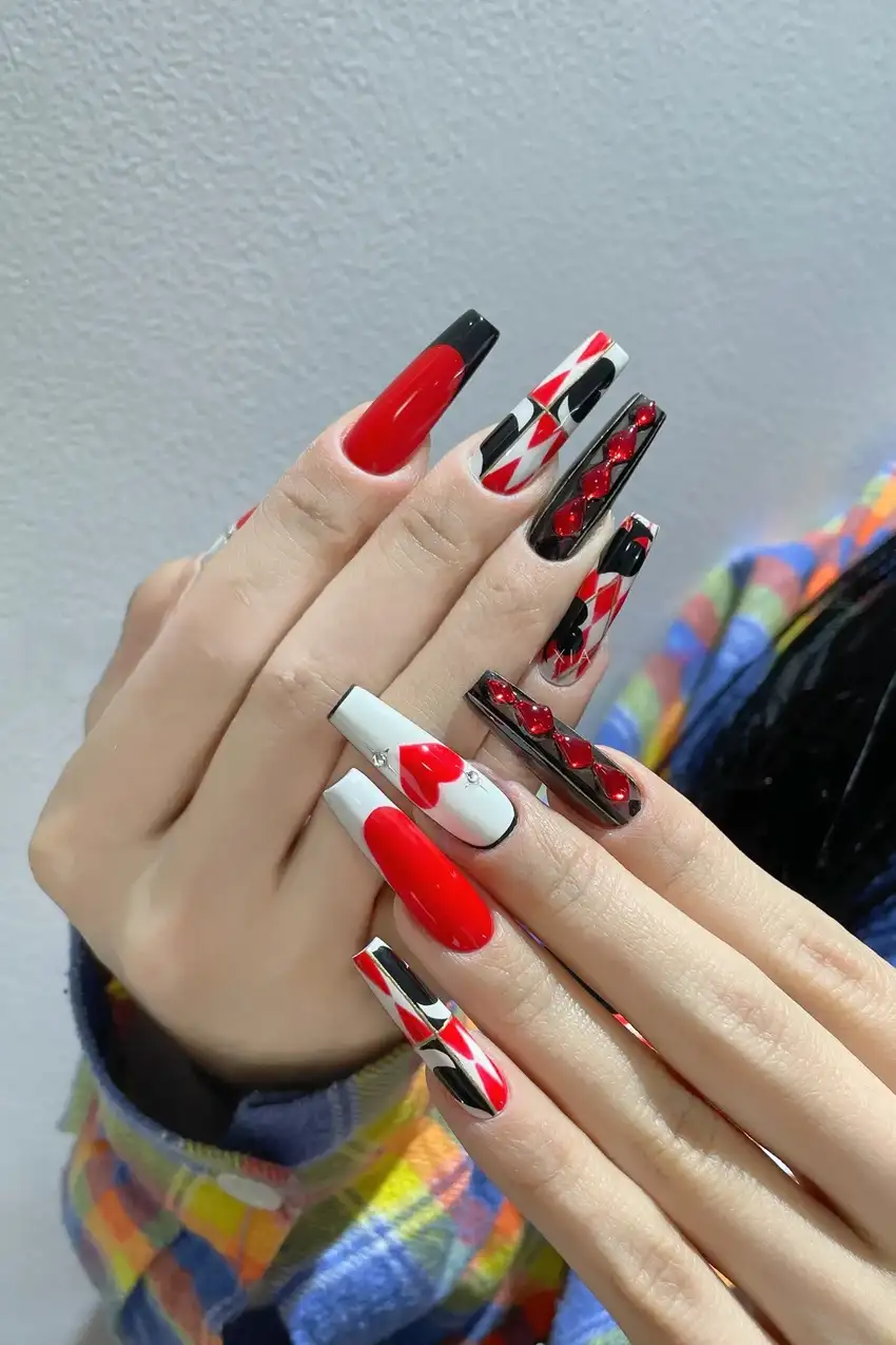 bộ nail hình lá bài sang trọng, quý phái