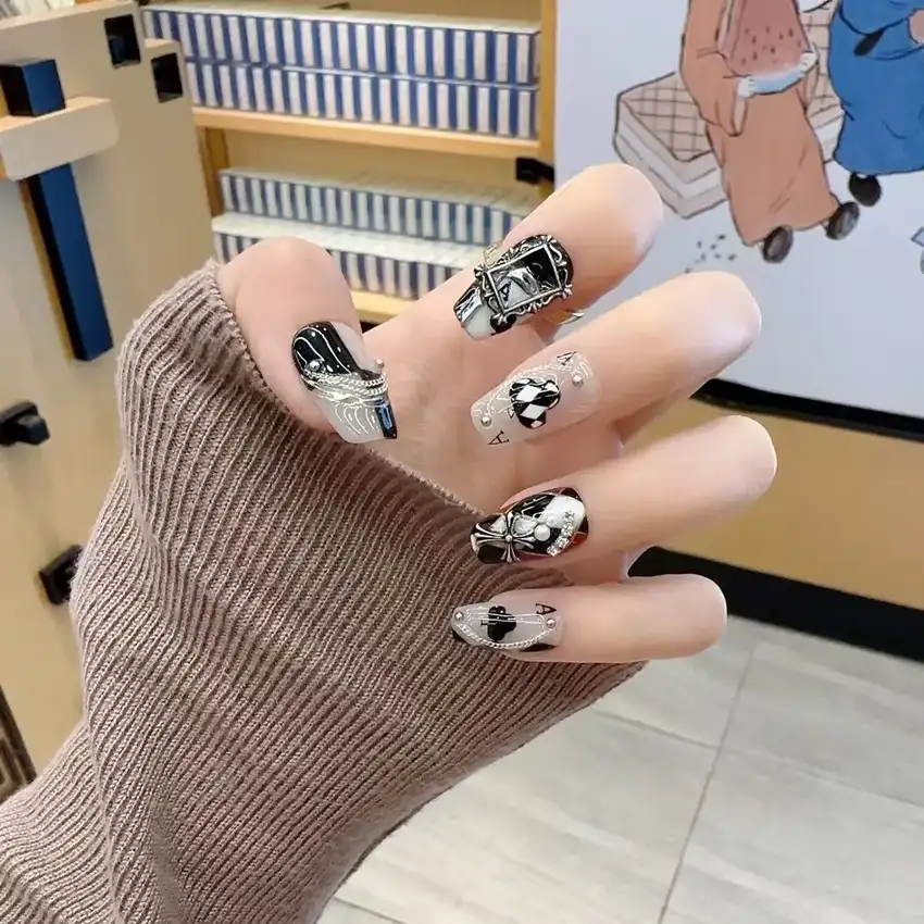 mẫu nail hình lá bài tinh xảo