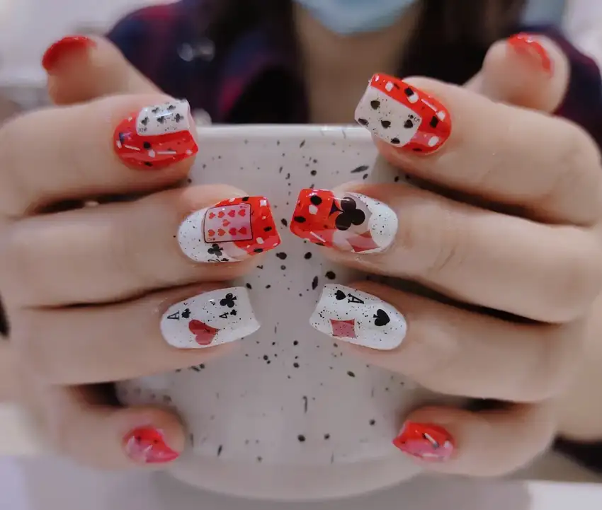 mẫu nail lá bài độc đáo