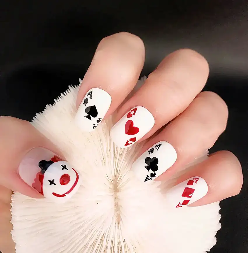 nail bộ bài cách điệu