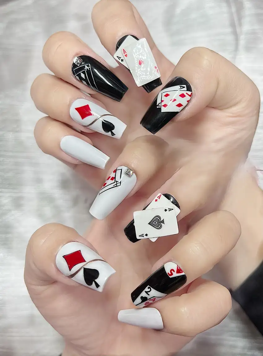 mẫu nail hình lá bài hài hòa