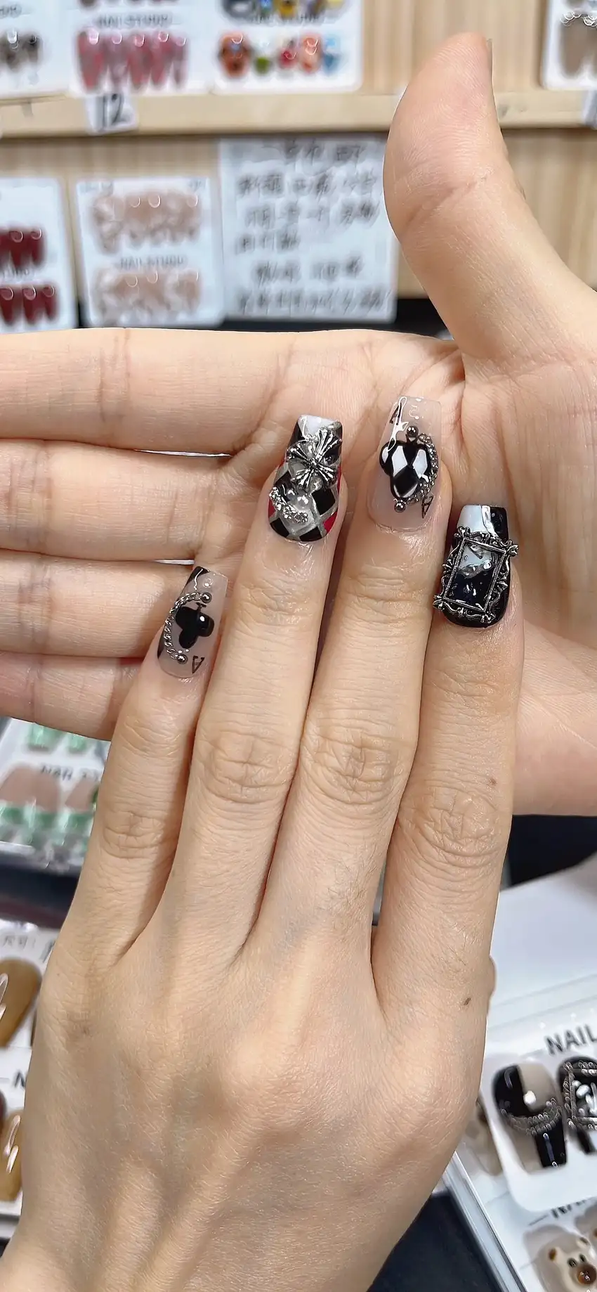 mẫu nail hình lá bài huyền bí