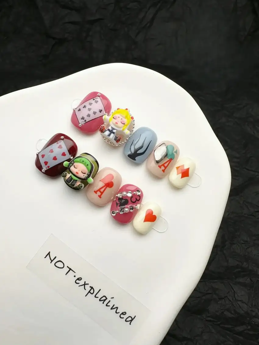 mẫu nail lá bài dịu dàng và nữ tính