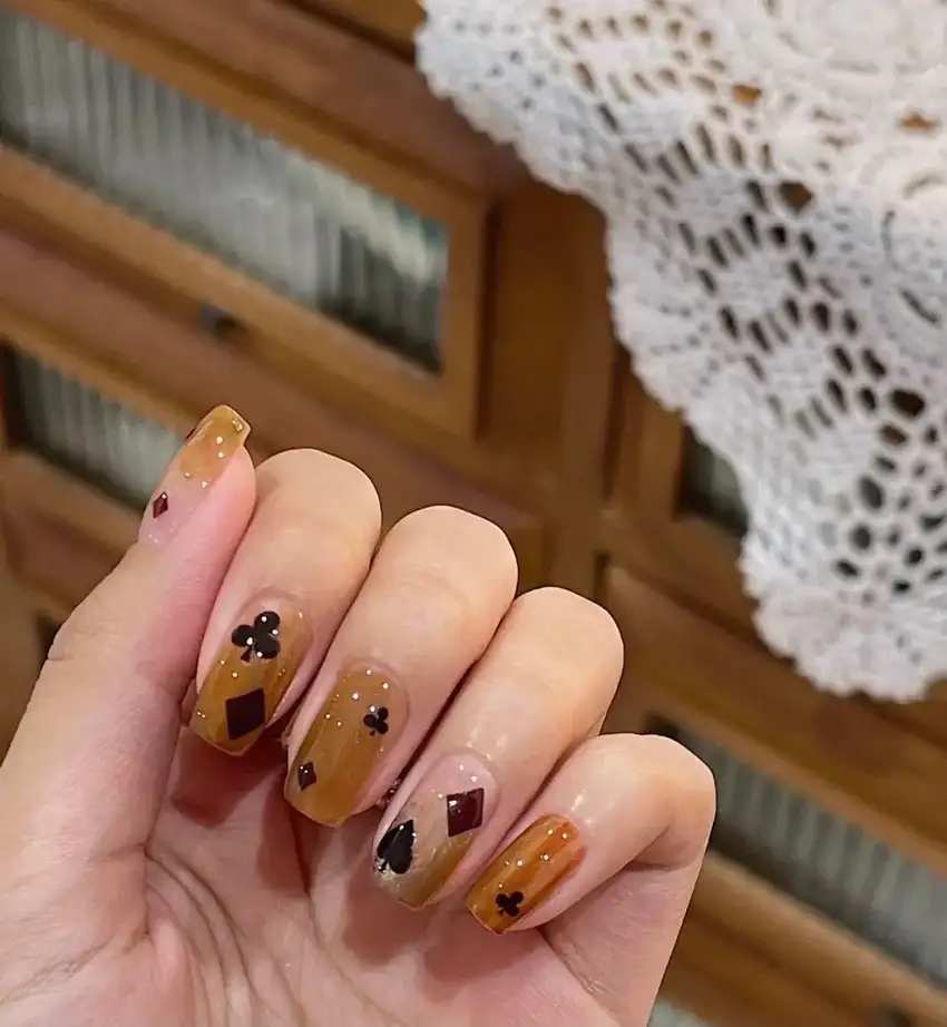 mẫu nail hình lá bài đẹp hoài cổ