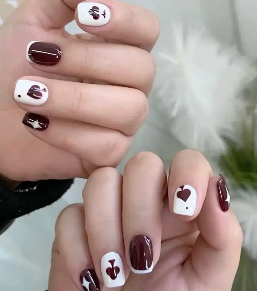 mẫu nail lá bài sống động