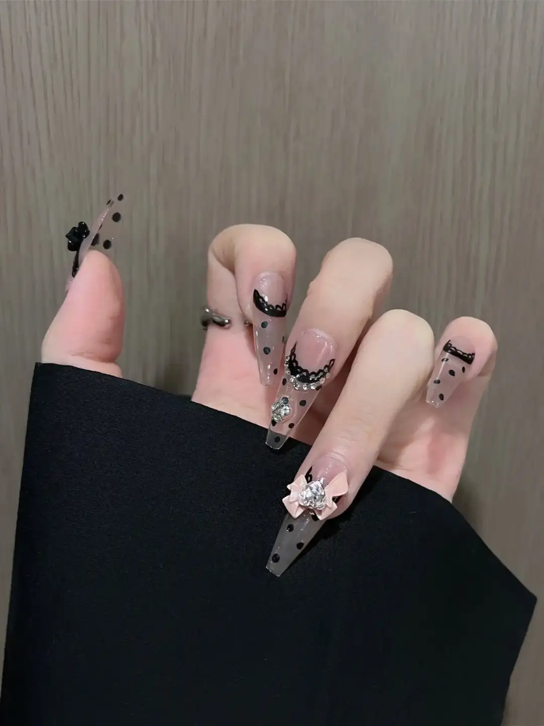 nail chấm bi dễ thương nhẹ nhàng, cuốn hút