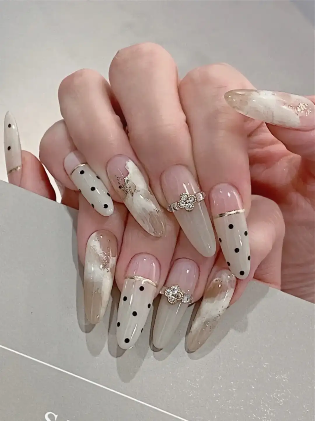 mẫu nail chấm bi độc đáo