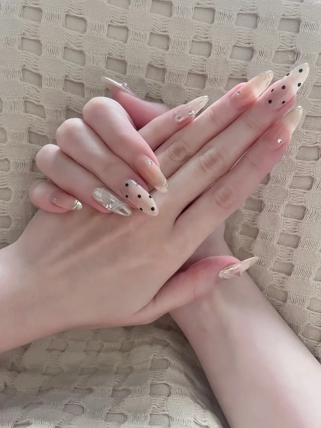 mẫu nail chấm bi kinh điển