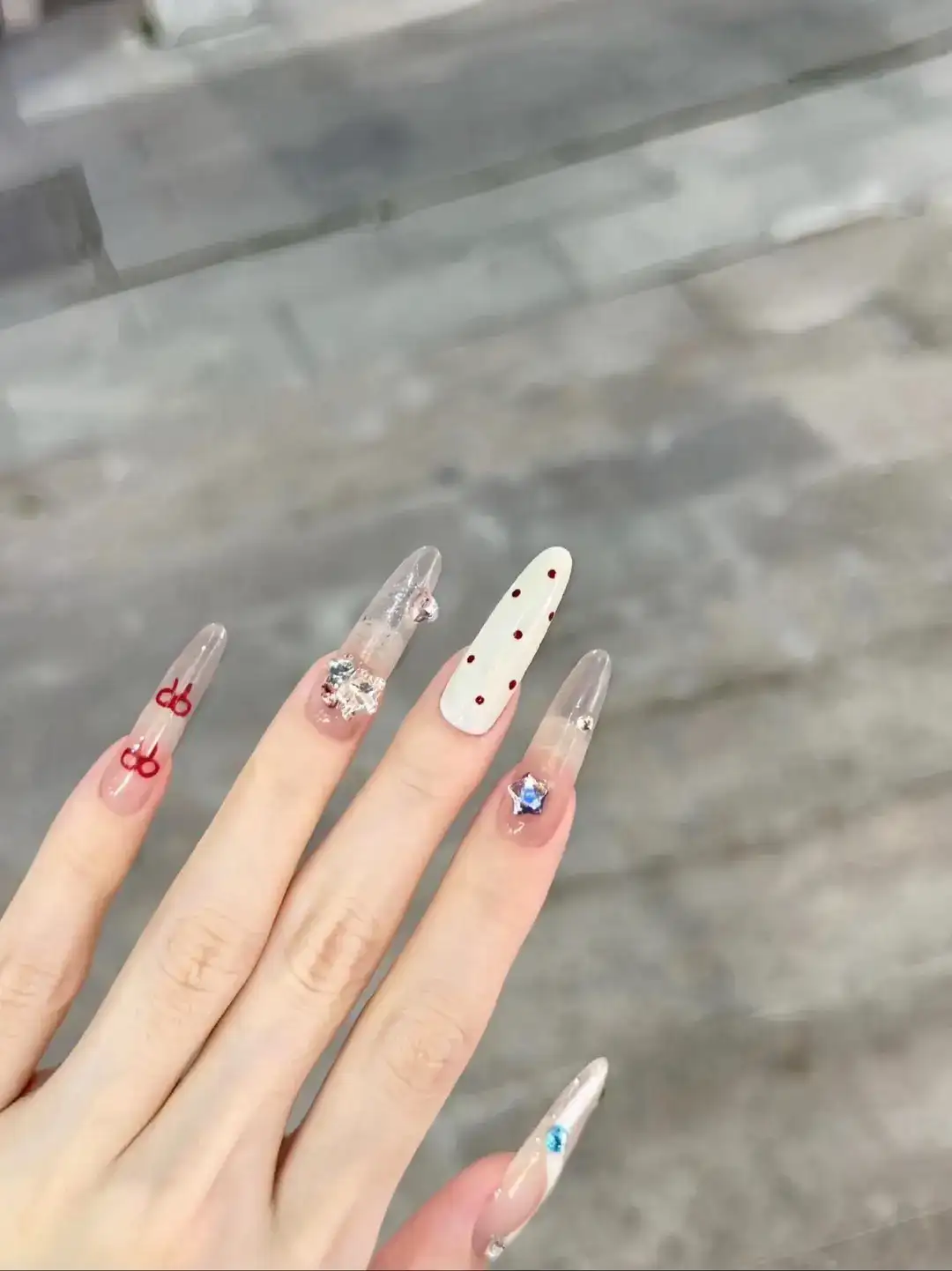 nail chấm bi dễ thương nữ tính