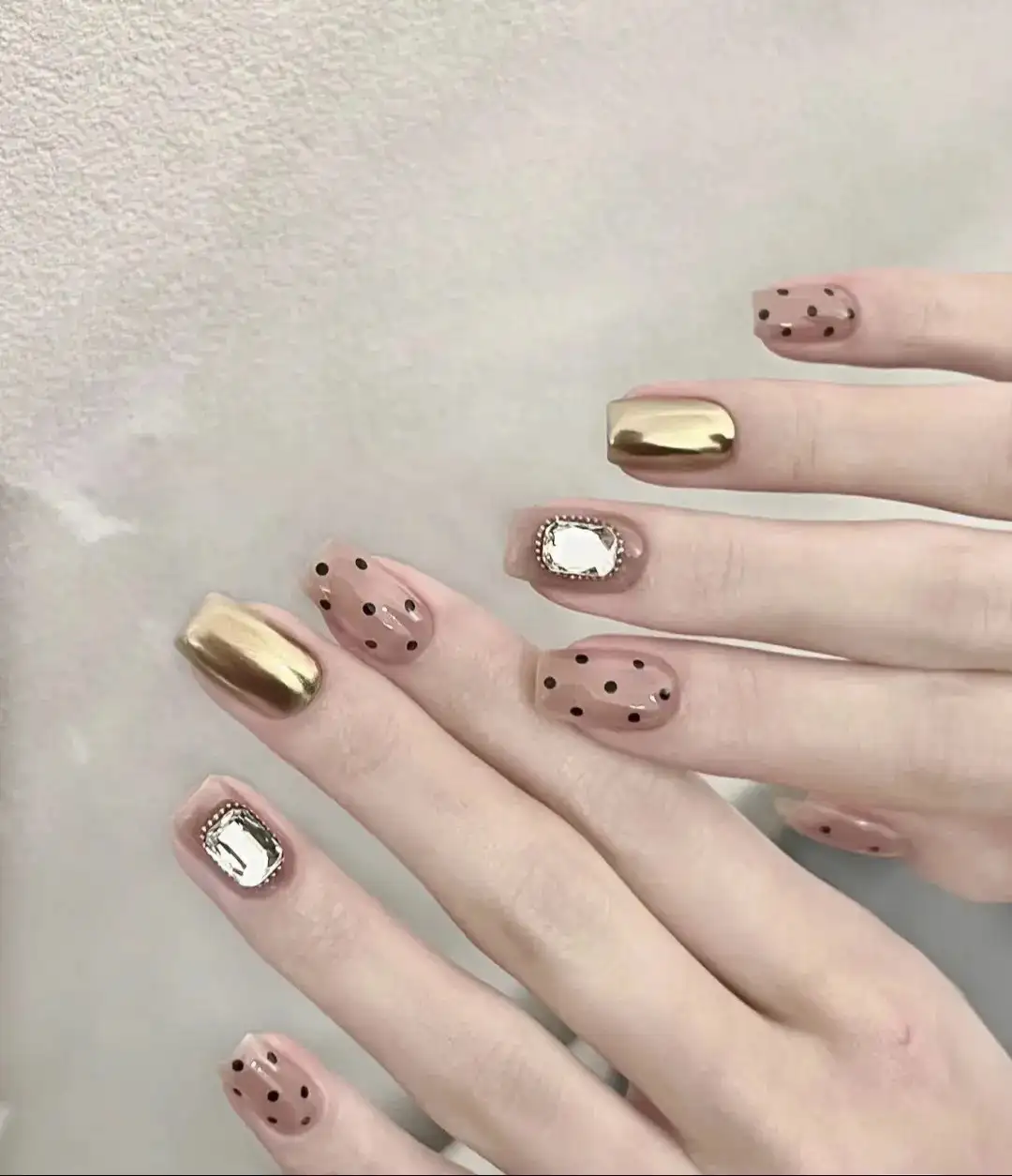 nail chấm bi dễ thương đầy phong cách