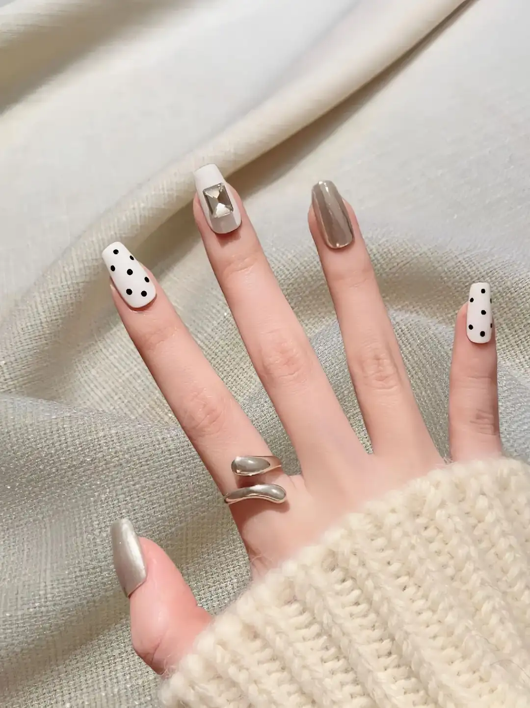 những mẫu nail chấm bi đẹp hiện đại