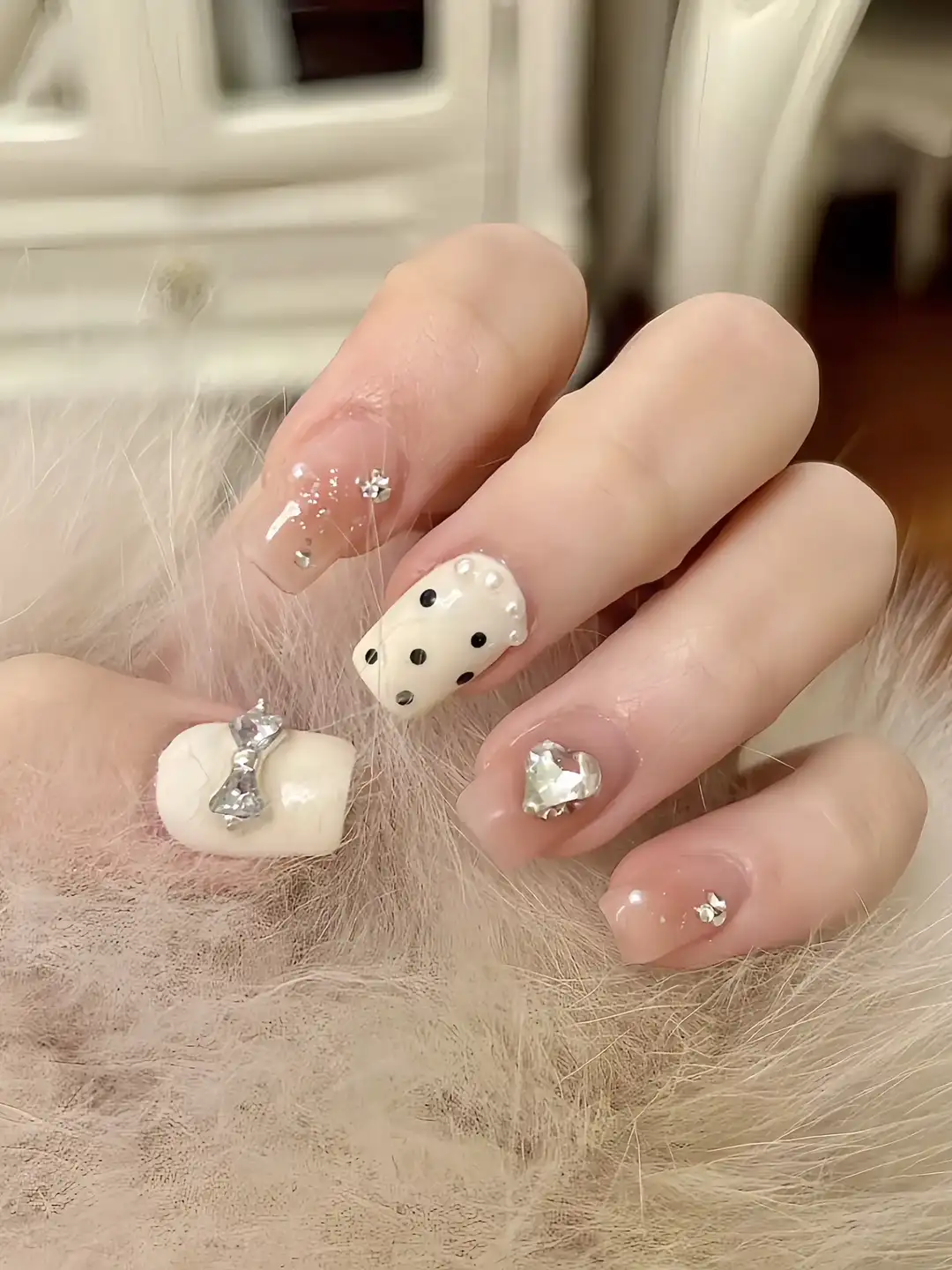 mẫu nail chấm bi lãng mạn