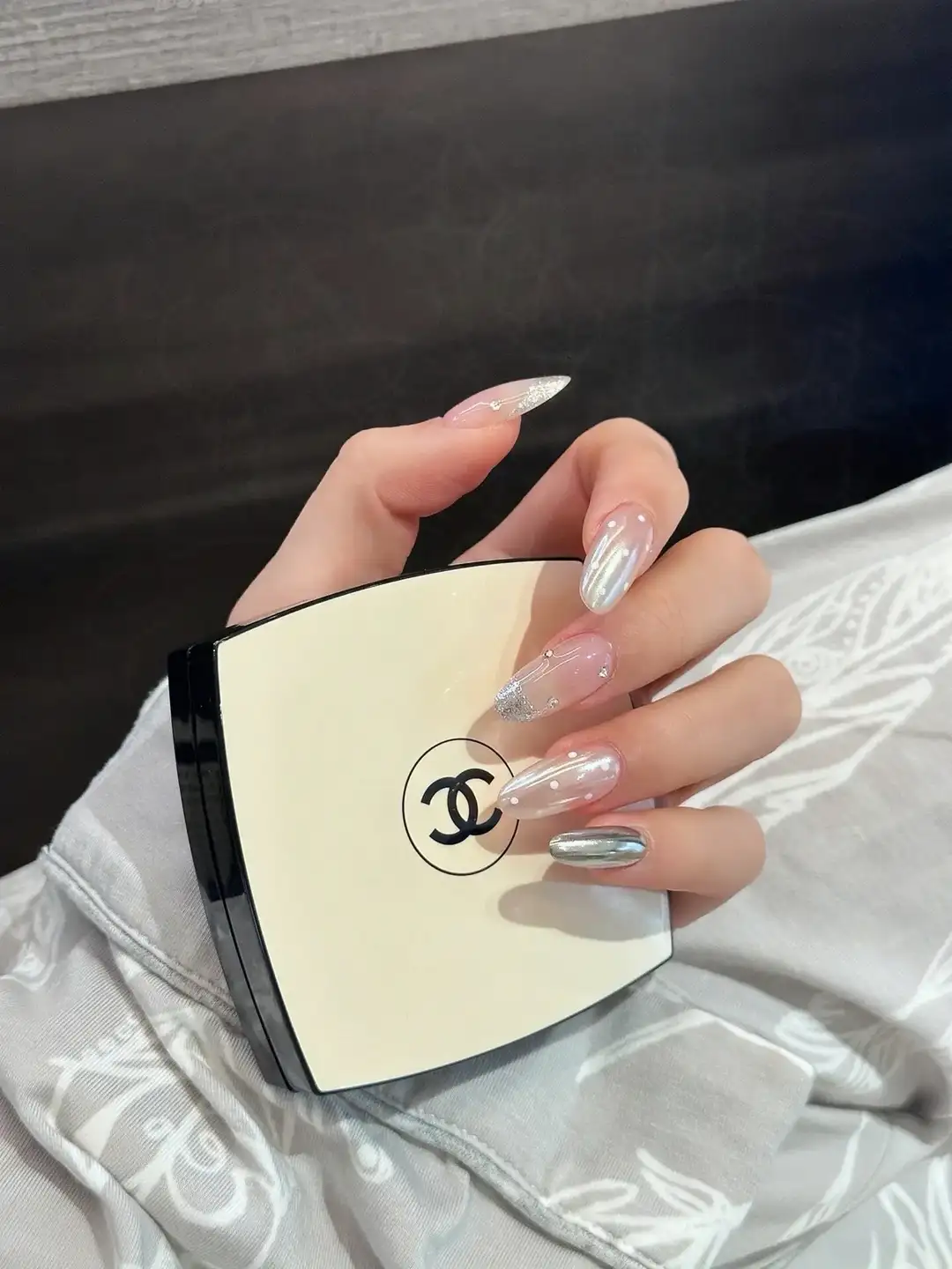 nail chấm bi đơn giản đáng yêu