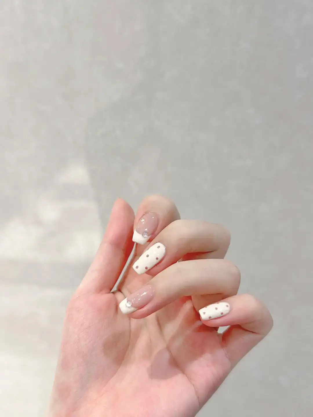 những mẫu nail chấm bi đẹp tươi tắn