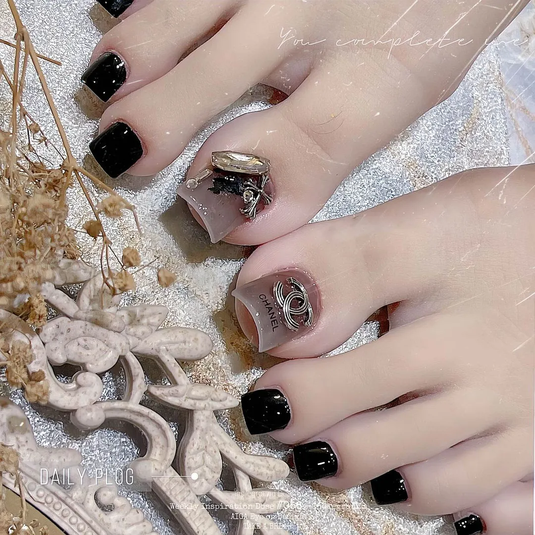 mẫu nail chân đính charm đẹp