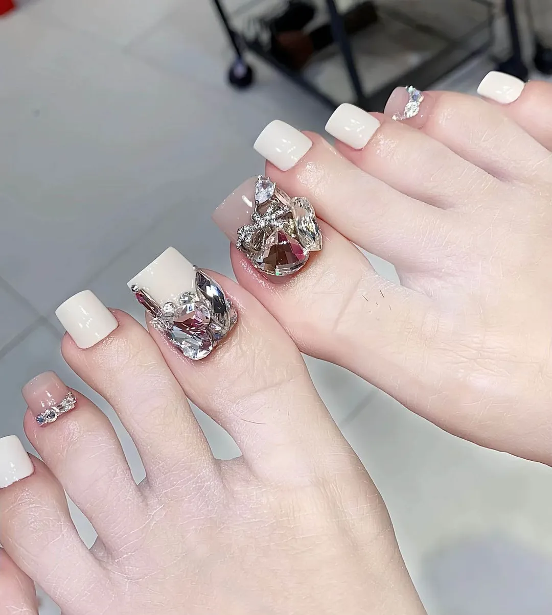 nail chân đính charm ấn tượng