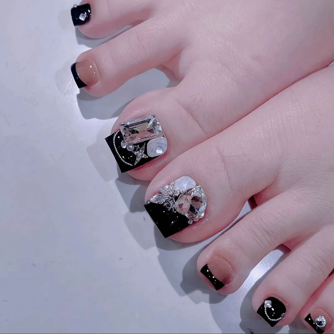 mẫu nail chân đính charm tinh tế