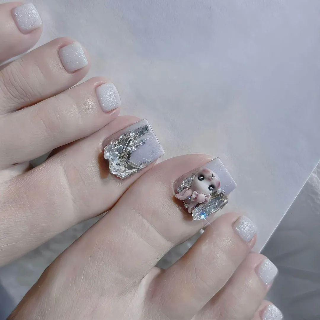 mẫu nail chân đính charm cuốn hút