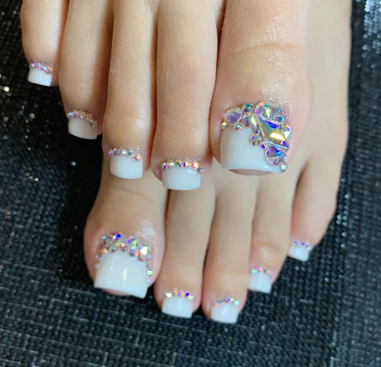 mẫu nail chân đính đá đẹp cuốn hút