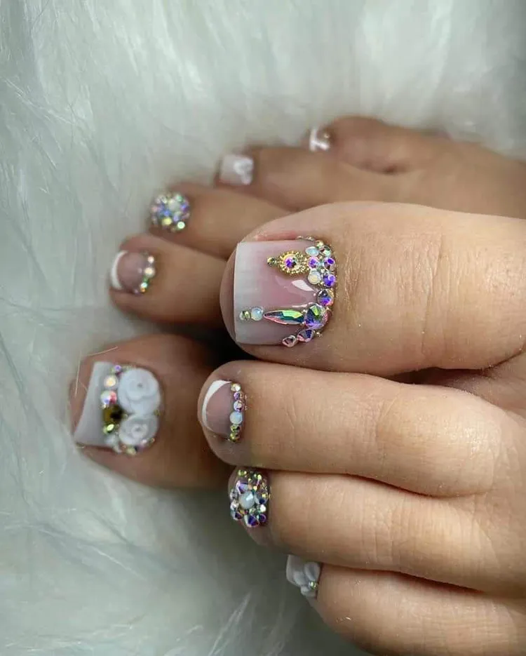 mẫu nail chân đính đá cuốn hút