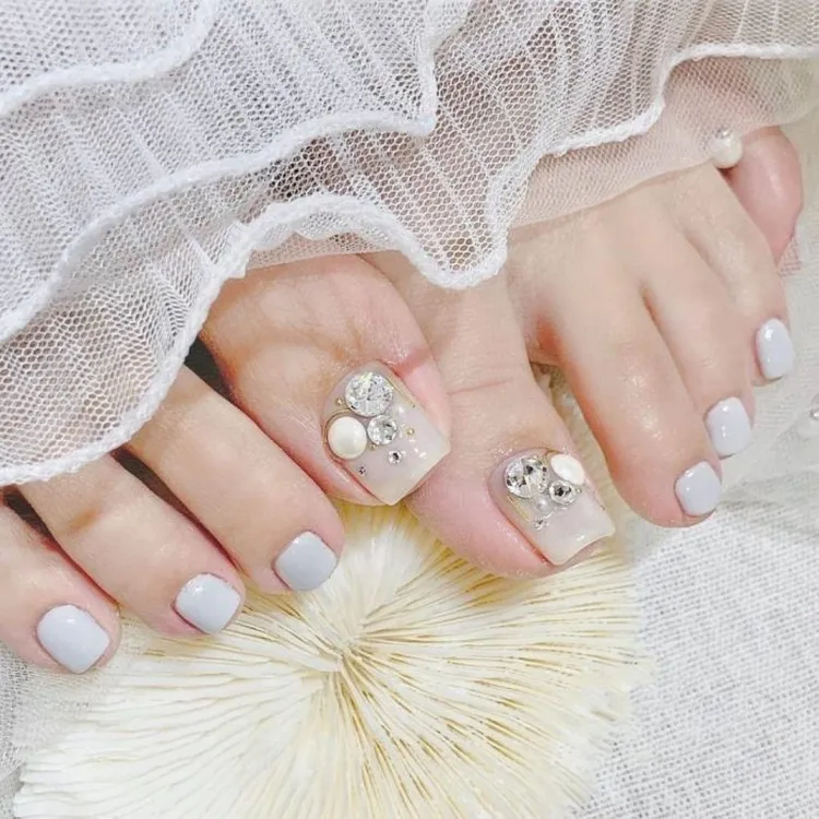 mẫu nail chân đính đá ấn tượng