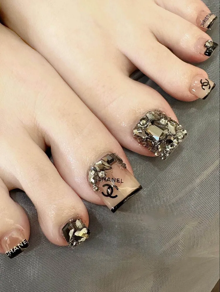 mẫu nail chân đính đá nhẹ nhàng