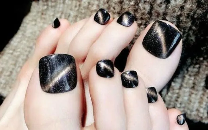 mẫu nail chân mắt mèo tinh tế