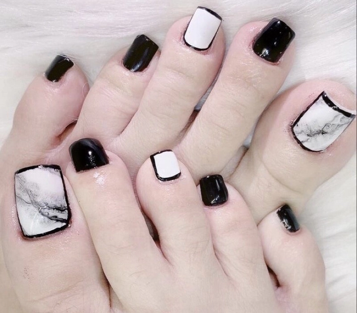 nail chân đen trắng tinh tế