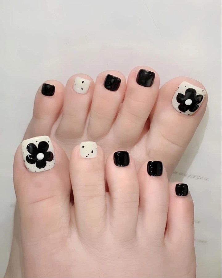 nail chân đen trắng cute tinh tế