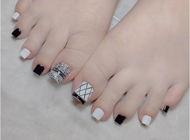 mẫu nail chân màu trắng đen tinh tế