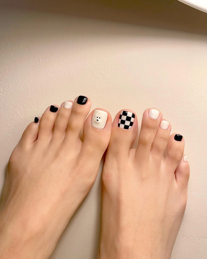 nail chân đen trắng cute