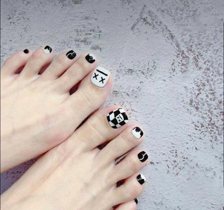 nail chân màu đen trắng cuốn hút