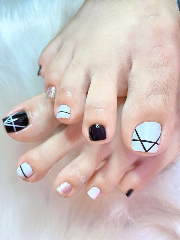 nail chân màu đen trắng đẹp