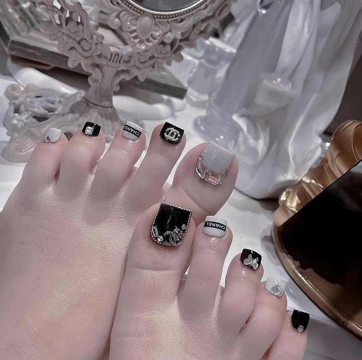 nail chân màu đen trắng ấn tượng