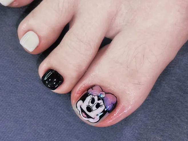 nail chân vẽ mickey ấn tượng