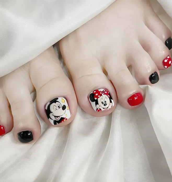 mẫu nail chân mickey xinh xắn 