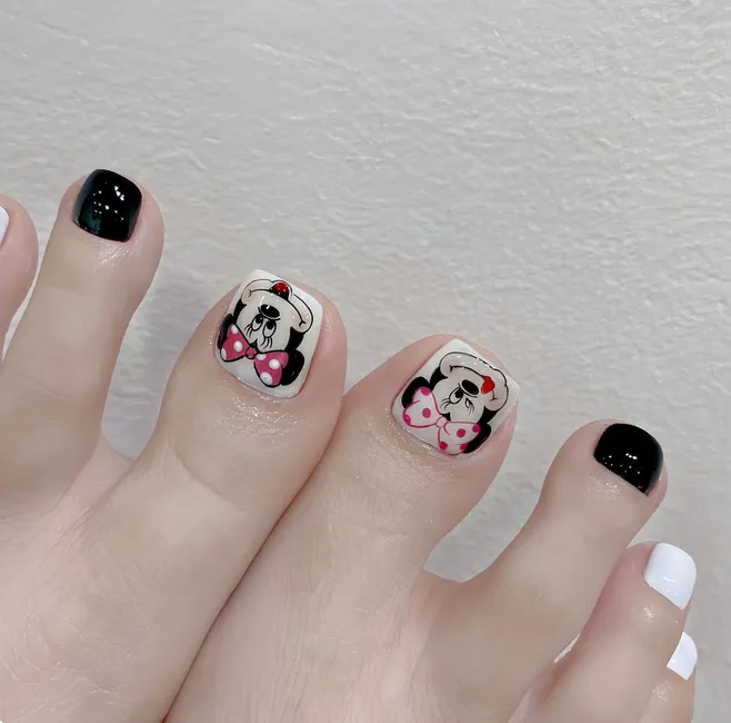 mẫu nail chân mickey ấn tượng