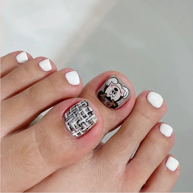 mẫu nail chân mickey nhẹ nhàng