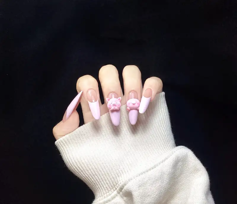 nail con heo phong cách