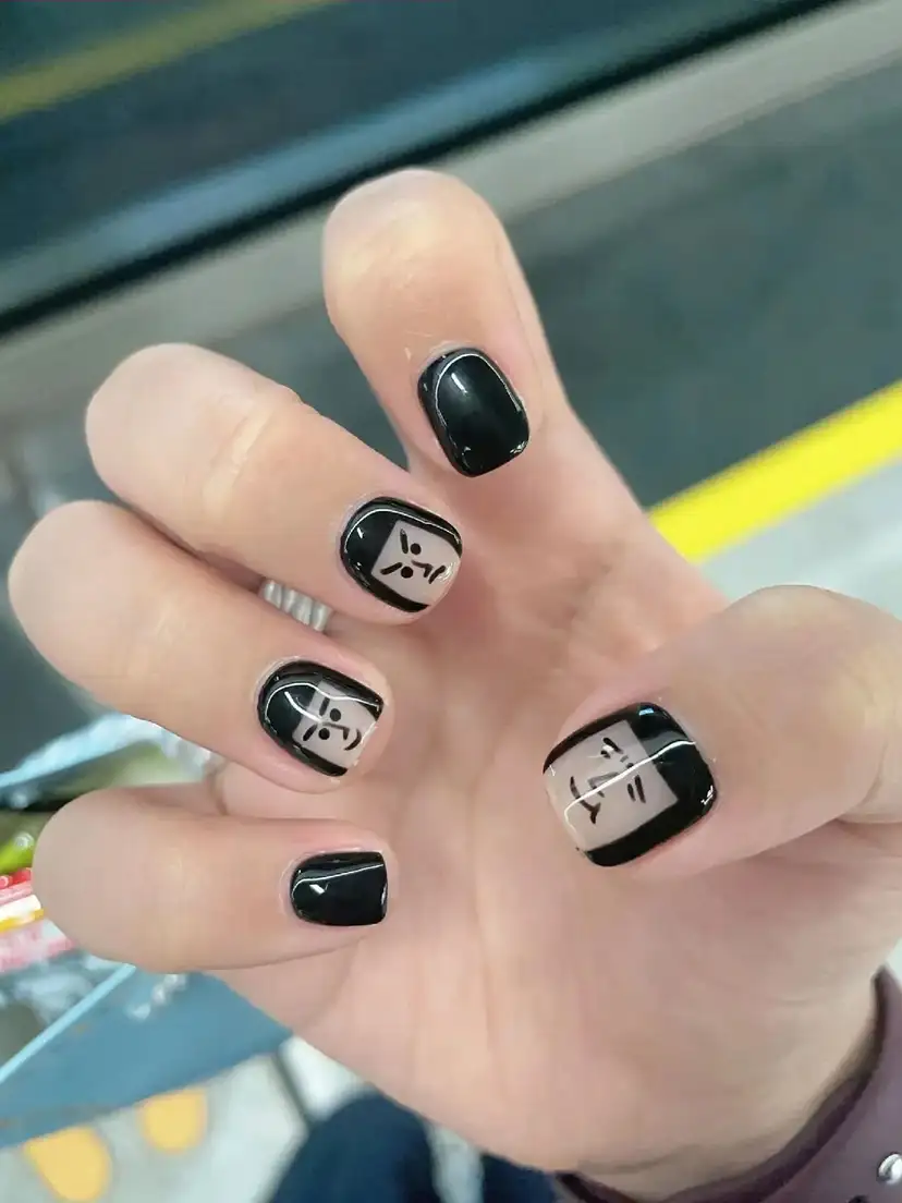 những mẫu nail độc lạ đen