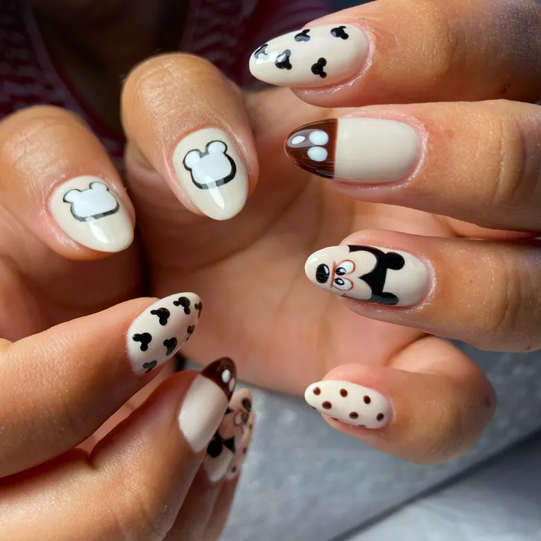 Mẫu nail mickey nhẹ nhàng