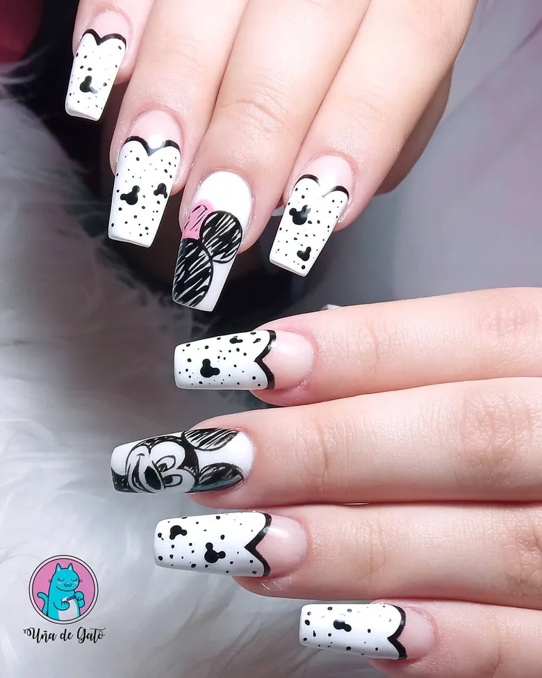 Mẫu nail chuột mickey màu trắng đen