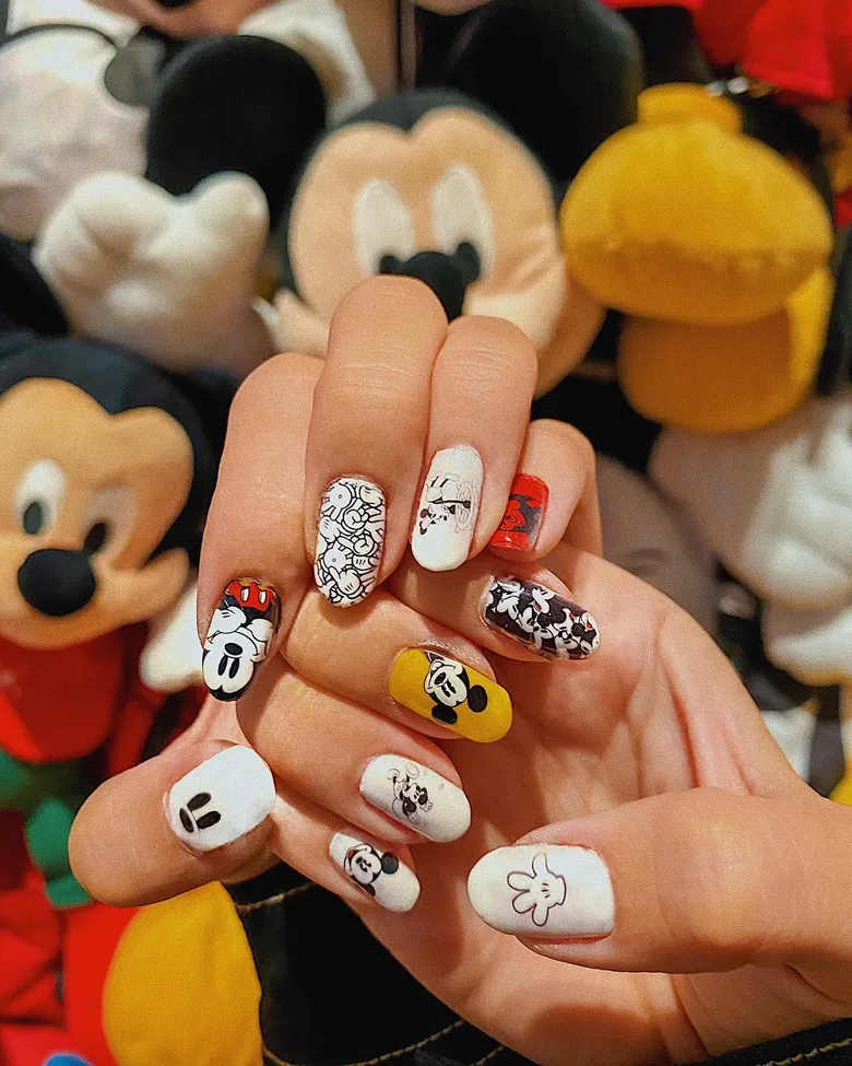 mẫu nail Mickey hoàn hảo