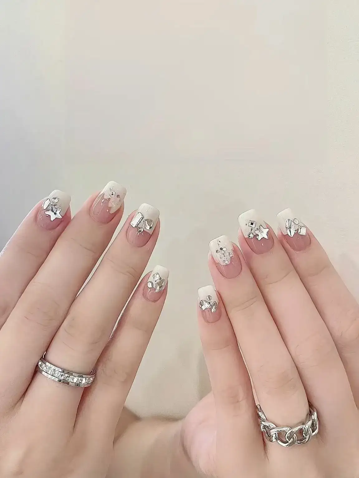 những mẫu nail đẹp cho móng ngắn đa dạng phong cách