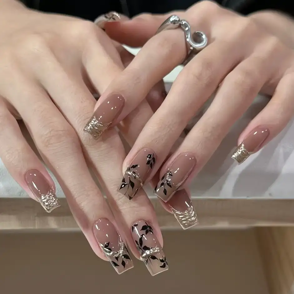 mẫu nail mùa đông lấp lánh và thu hút