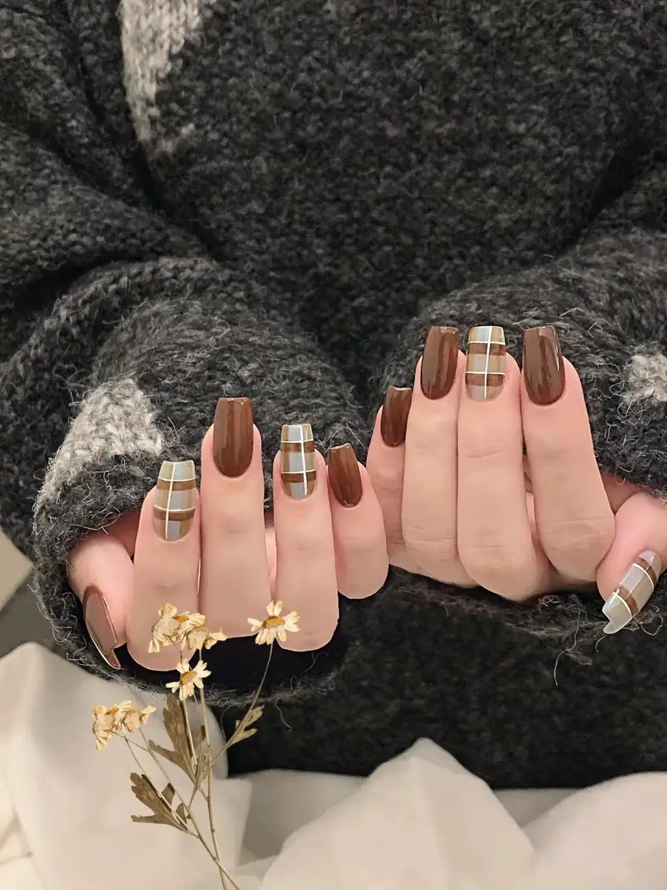 những mẫu nail kẻ caro đẹp vừa cổ điển, vừa hiện đại