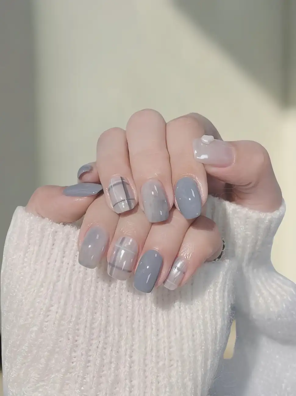 mẫu kẻ caro nail đầy cá tính